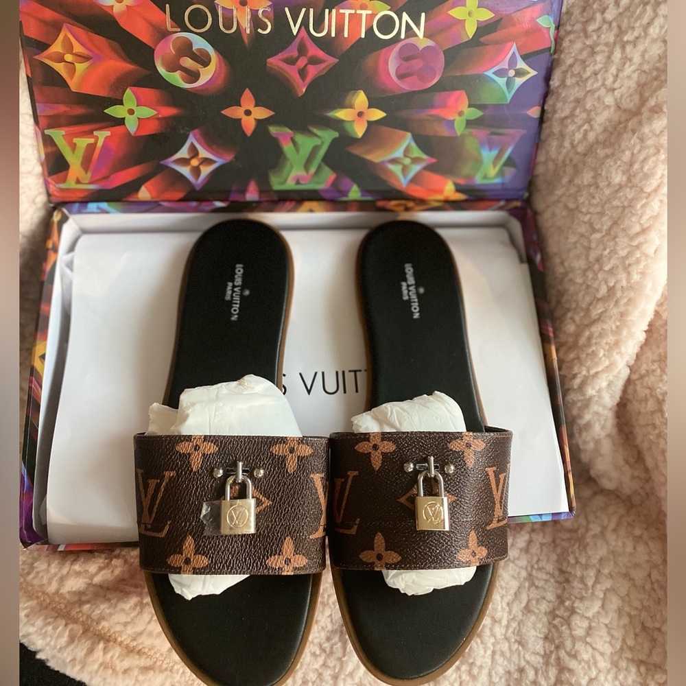 Brown sandals with lock detailing